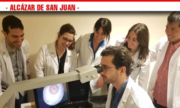 El Servicio de Oftalmología de la Gerencia de Alcázar de San Juan utiliza un simulador quirúrgico digital para la formación de residentes