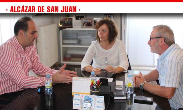 La alcaldesa de Alcázar mantiene un cordial encuentro con los secretarios provinciales de UGT y CCOO