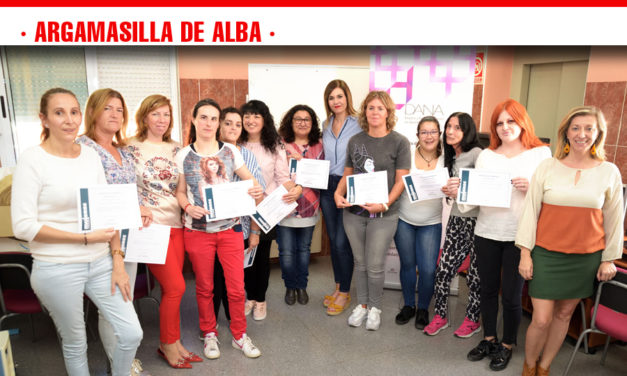 Carretón entrega los diplomas del curso de empoderamiento de mujeres para el empleo
