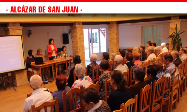 El Centro de Mayores de Alcázar acogió una charla sobre la soledad que afecta a este colectivo