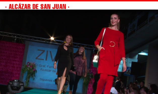 Los desfiles de pasarela lucen las novedades de la moda de otoño/invierno y los nuevos complementos de temporada en la VII Fashion Night Out de Alcázar de San Juan