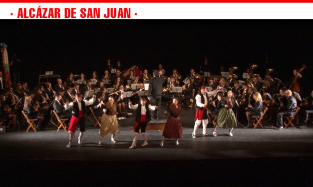 El concierto ‘Raíces Sinfónicas de Nuestra Tierra’ conmemorativo del 125 aniversario de la Asociación Banda de Música de Alcázar de San Juan hizo las delicias del público asistente