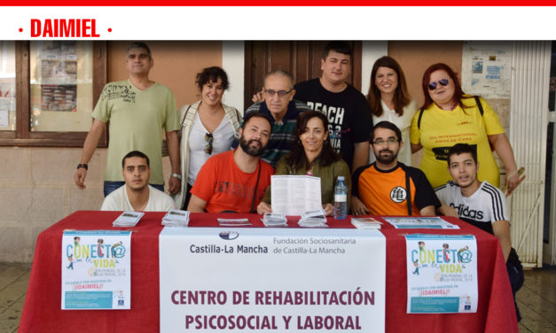 Los usuarios y profesionales del CRPSL han compartido sus experiencias en la Plaza de España