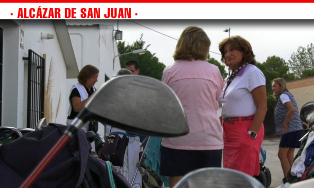 La III Concentración de Golf para la Mujer congrega a más de una treintena de participantes en el campo municipal de Alcázar de San Juan