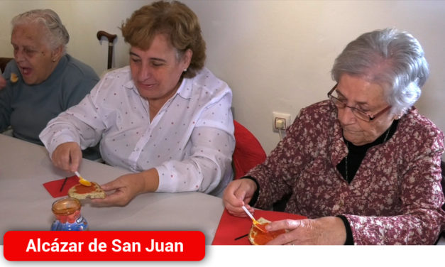 Cruz Roja Alcázar comparte un desayuno saludable con los vecinos como colofón a la XXIV Semana Intercultural