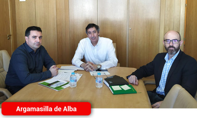 Jiménez y Navarro trasladan al delegado de Educación las necesidades que en el ámbito educativo tiene Argamasilla de Alba