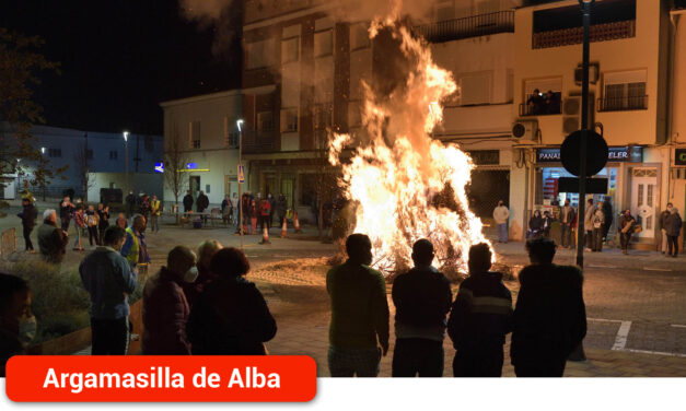 Las hogueras volvieron a dar calor en la fría noche de la víspera de San Antón