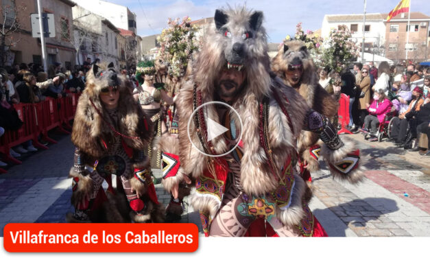 El Gran Desfile de Comparsas Locales y Visitantes de Villafranca de los Caballeros saca a más de 2.000 personas a la calle