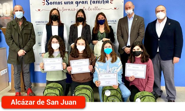 Alumnas del Colegio Santísima Trinidad reciben el premio como ganadoras de Consumópolis