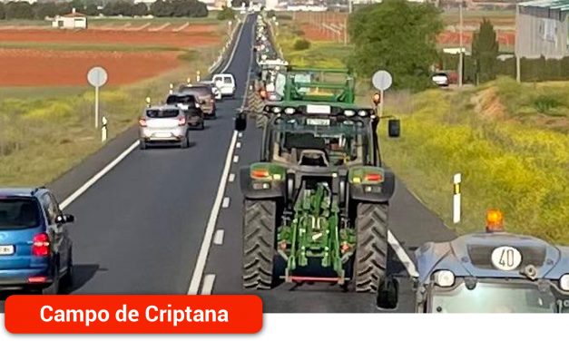 Medio centenar de tractores se manifiestan, convocados por ASAJA en la localidad