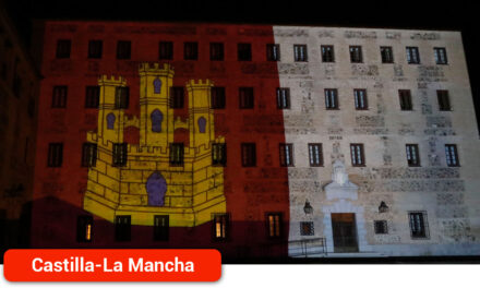 Iluminación artística en Las Cortes para conmemorar el Día de Castilla-La Mancha