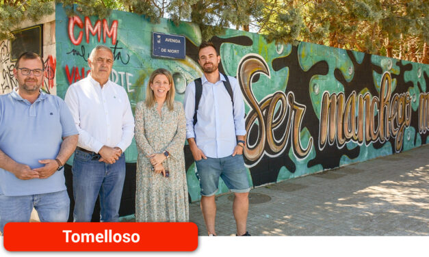 La alcaldesa felicita a Rafael Rodrigo por un nuevo trabajo de arte urbano