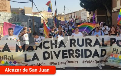 Centenares de personas llenan las calles de banderas y música en la primera manifestación LGTBIQ de orgullo rural