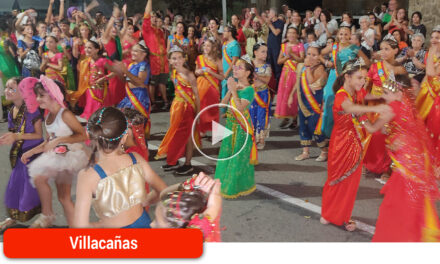 Más de 6.000 personas llenan las calles de alegría y color en el Desfile-Concurso de peñas de la Feria y Fiestas