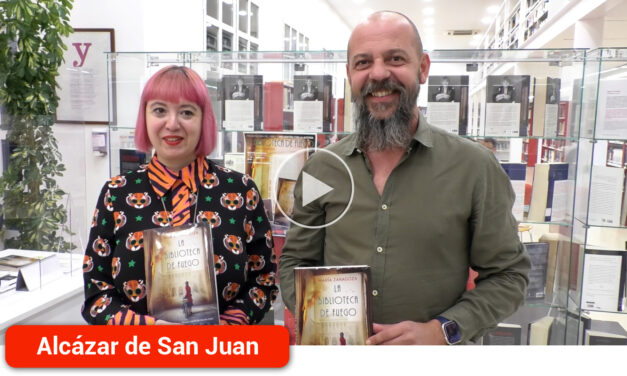 María Zaragoza y su ‘biblioteca de fuego’ se encuentran con los lectores