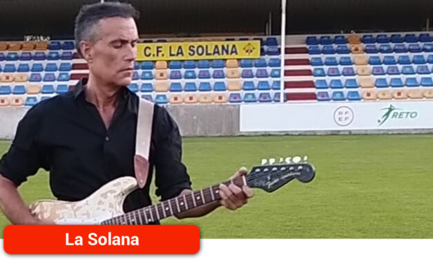 Presentación del nuevo himno del CF La Solana en el teatro ‘Tomás Barrera’