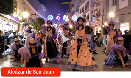 Los Perchas cautivaron al público, alzándose con el primer premio, en el Gran Desfile de Comparsas que hizo brillar de nuevo el Carnavalcázar 2022