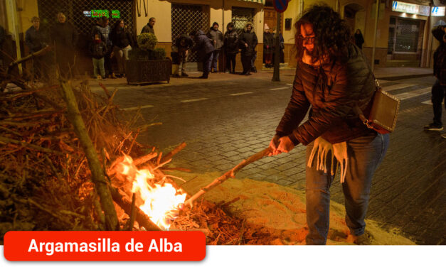 Tradicional noche de las hogueras en honor a San Antón