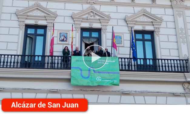 La fachada del Ayuntamiento ya exhibe la banderola de la campaña ‘Todos contra el cáncer’