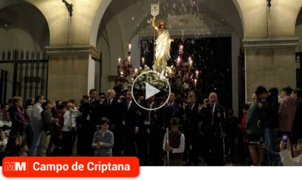 La procesión del Señor Resucitado bajo pétalos y fuegos artificiales pone fin a la Semana Santa