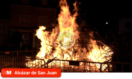El barrio de ‘El Santo’ celebra las fiestas de San Sebastián con la tradicional hoguera delante de la ermita