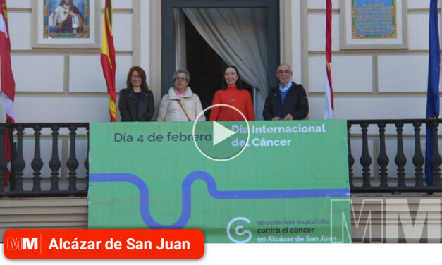 La AECC despliega la pancarta en el balcón del Ayuntamiento con motivo del Día Mundial del Cáncer