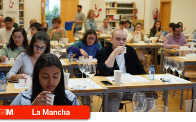 DO La Mancha despierta la curiosidad por el vino en la facultad de Químicas de la UCLM