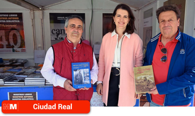 María Jesús Pelayo visita el stand de la BAM con motivo del Día del Libro