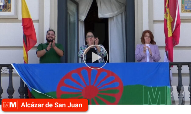El Pueblo Gitano despliega su bandera reivindicando igualdad para su pueblo