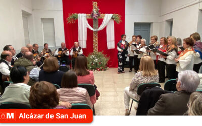 La asociación de Amas de Casa inaugura su Cruz de Mayo