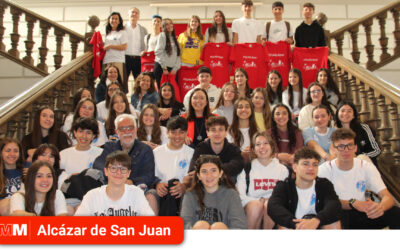 Rosa Melchor recibe a los 18 estudiantes italianos que han realizado un intercambio con el IES Miguel de Cervantes