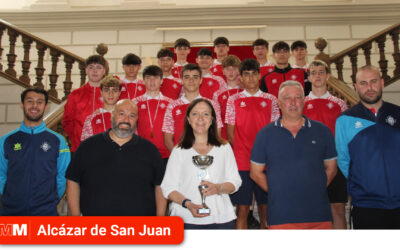 Rosa Melchor recibe a los equipos de la Escuela de Fútbol y Las Trinitarias por sus éxitos cosechados durante la temporada