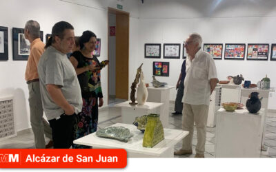 El alumnado de la Universidad Popular inaugura la exposición de trabajos de las aulas de pintura, grabado y cerámica